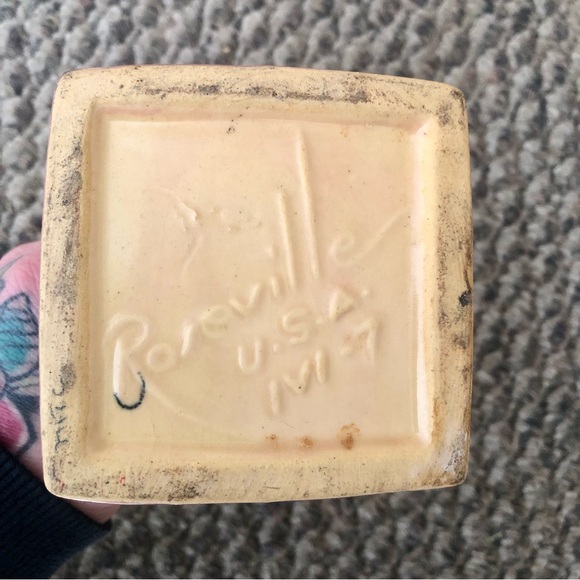 Roseville Pottery Pink Snowberry IVI-7 Bud vase, circa 1947 (?) - Picture 2 of 2